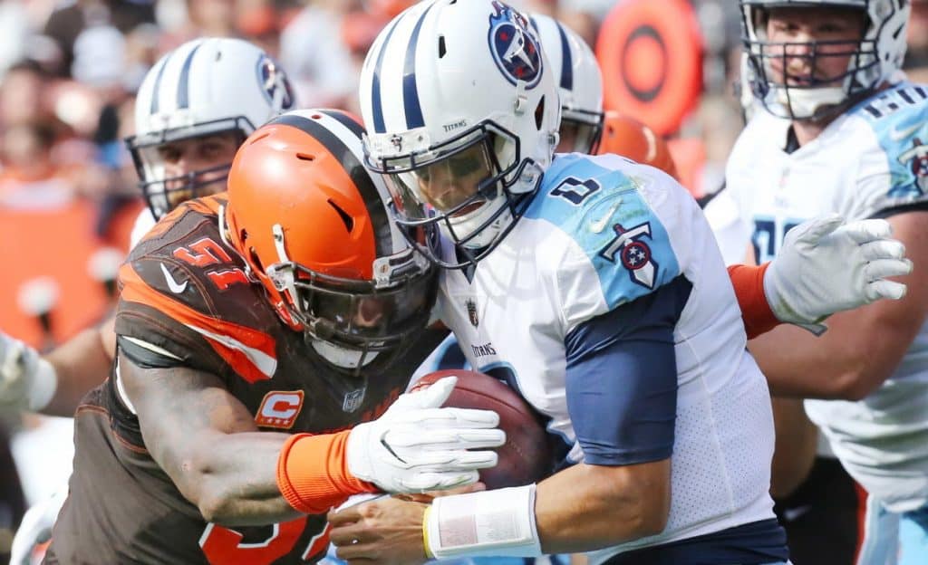 Jamie Collins krammer Marcus Mariota