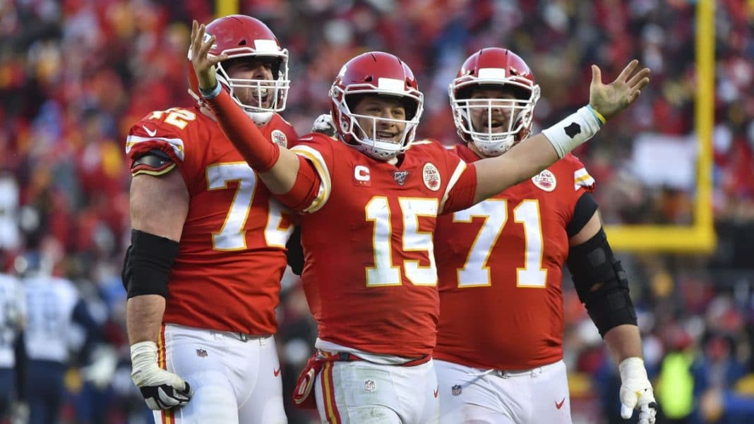 chiefs-o-line-mahomes