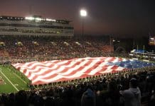 Din guide til at forstå konflikten i College football lige nu Flagceremoni til kamp