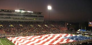 Flagceremoni til kamp
